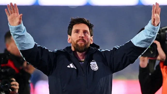 Lionel Messi speaking to Argentina fans during his international farewell